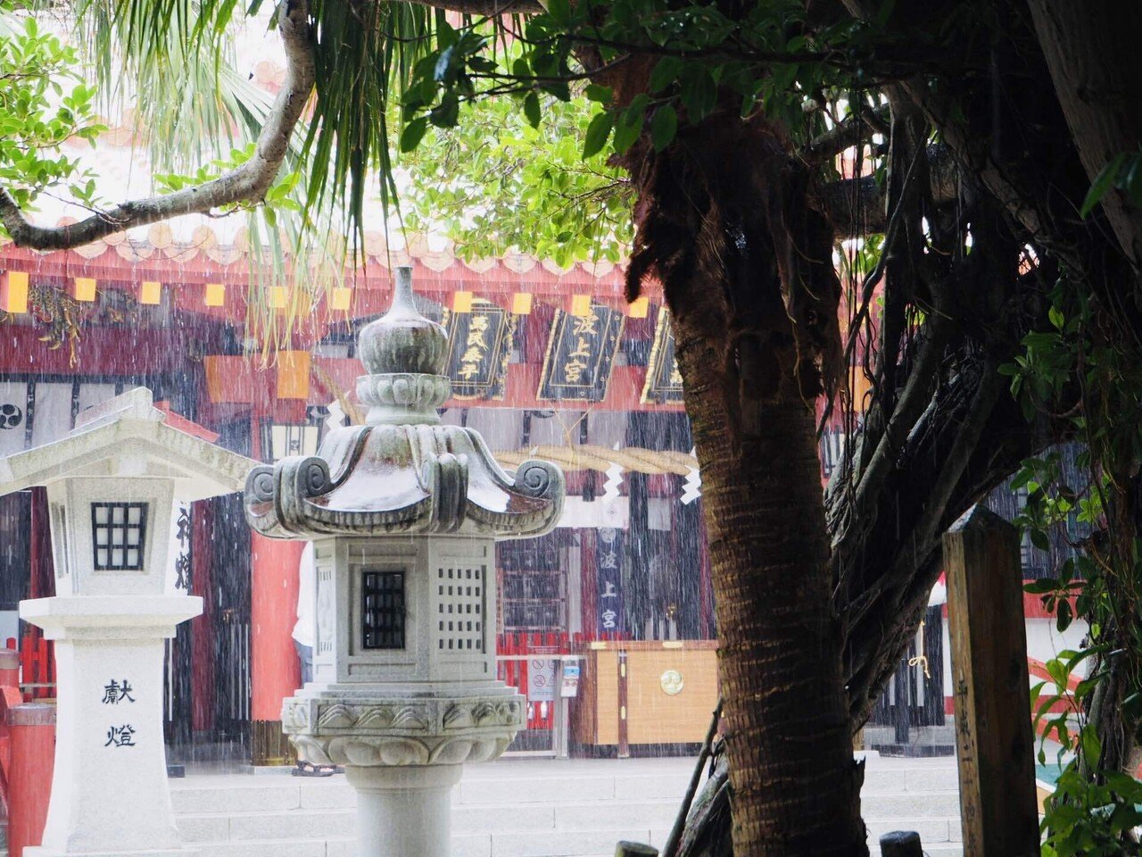 土砂降りの波上宮｜ひろぽん