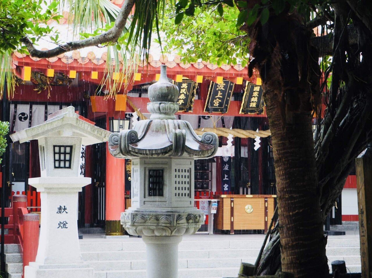 土砂降りの波上宮｜ひろぽん