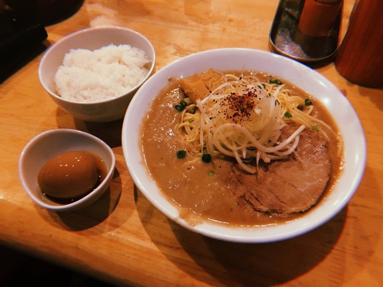 京都のラーメン通り一乗寺の一番の有名店といっても過言ではない「極鶏」(ごっけい)。シチューのようなドロドロのスープが焼き肉とは違う重量感を生み出すヘビーラーメン。鳥だく・赤だく・黒だく・魚だくの4種のスープがあり、今回は鳥だくを注文。まずは、スープを一口。期待通りの濃厚で鶏がベースの深い味わい。続いて麺を啜る。しっかりとしたストレート麺をコーティングするスープがドロドロと口いっぱいに広がる。食べ終わる頃には、スープの残りは約レンゲ4杯分ほど。並で良かった。個人的にもうちょい辛くしたいから次は赤だく食べる