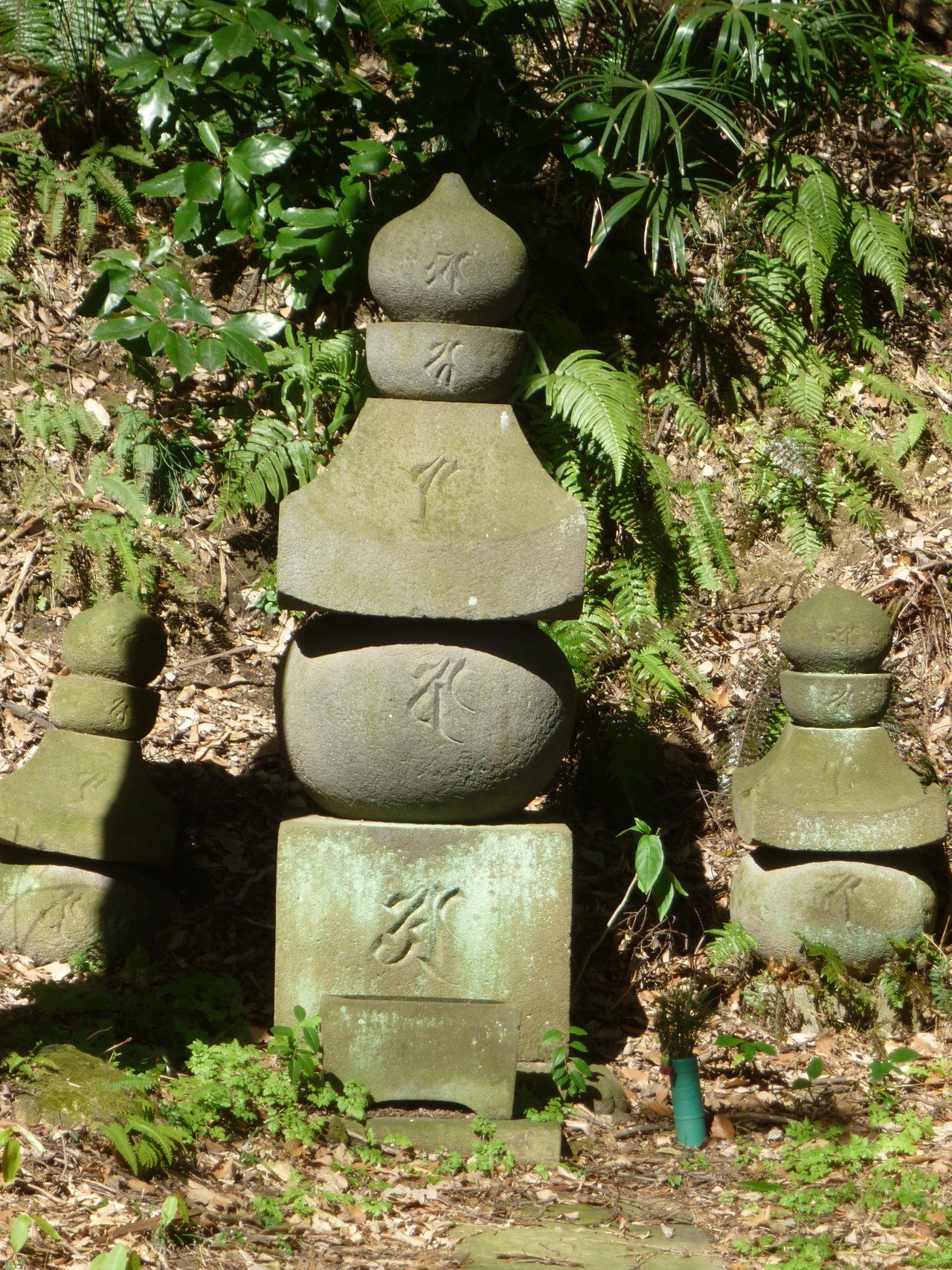 神奈川県内の石造物⑥:称名寺五輪塔群(金沢北条氏の墓所)|綾 神奈川県内の石造物⑥:称名寺五輪塔群(金沢北条氏の墓所)|綾