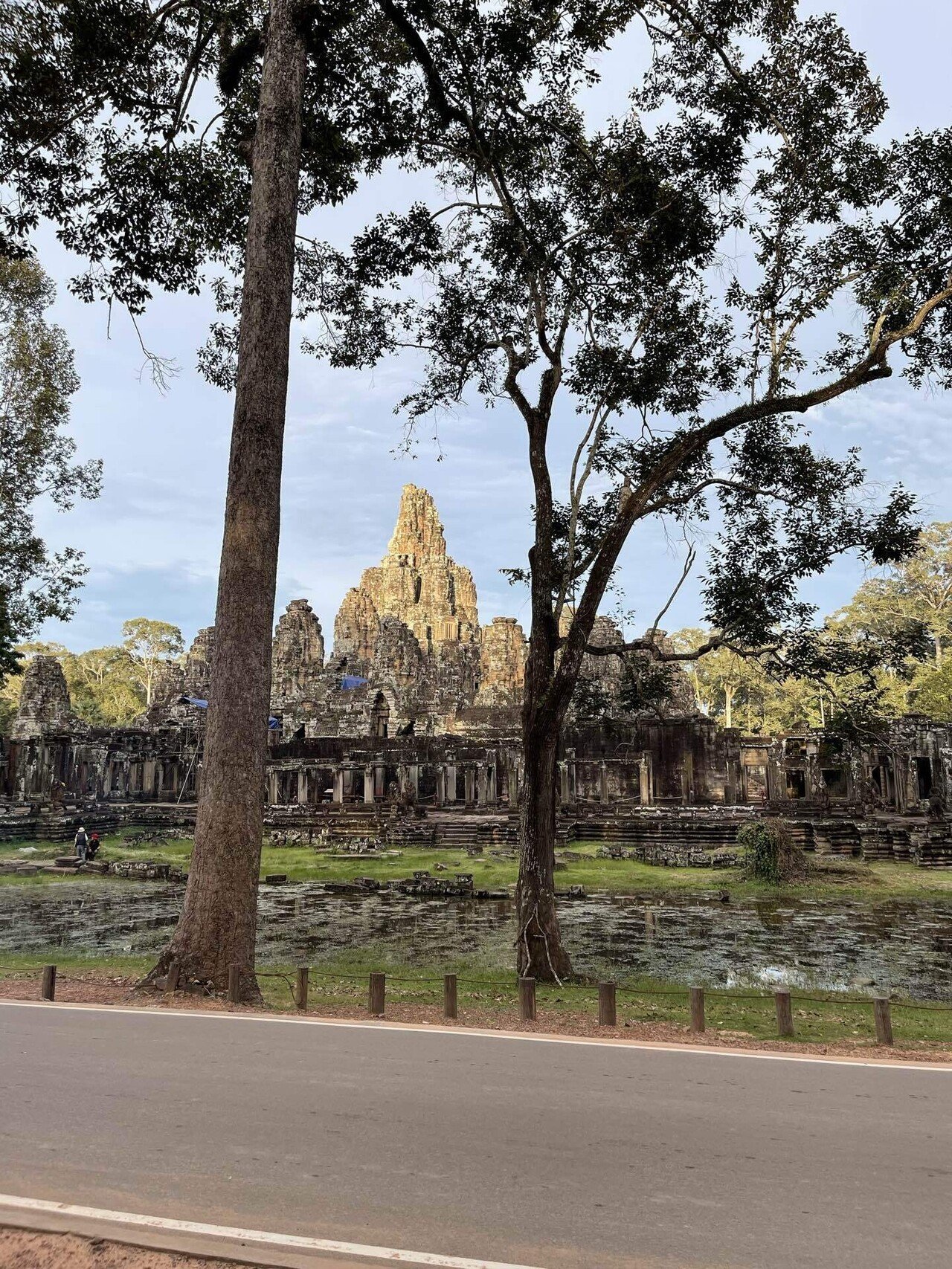 アンコールトムのバイヨン寺院の夕焼けの風景でした。｜プレアヴィヒア