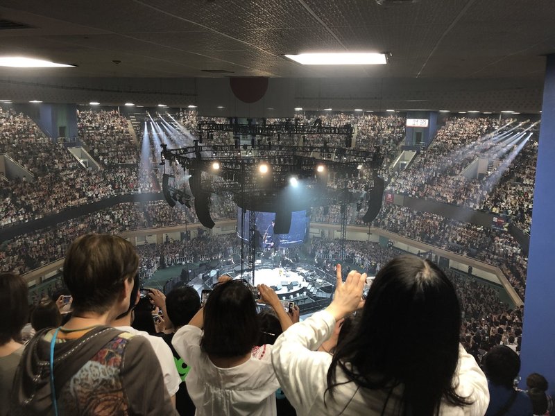 ライブ好き必見 武道館の二階 立ち見席 で快適にライブを楽しみたいなら 折りたたみ踏み台を購入すべき理由 コブクロ 民奈涼介 ライター Note