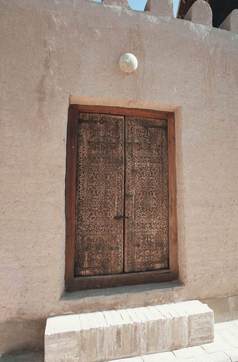 繊細な柄が掘られた木製の扉