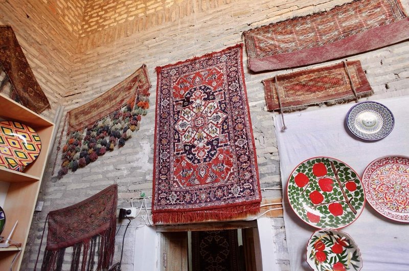 レンガ造りの壁に飾られた絨毯やお皿