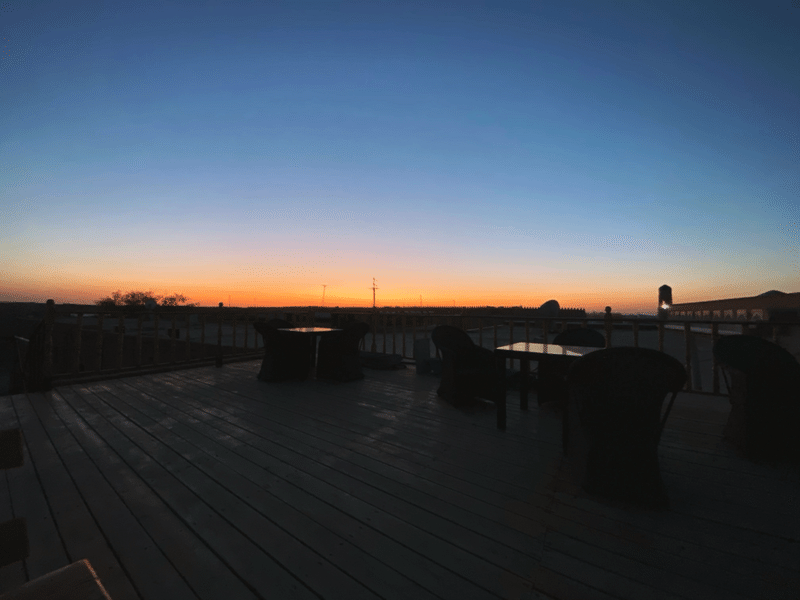 屋上と、地平線に沈む夕日