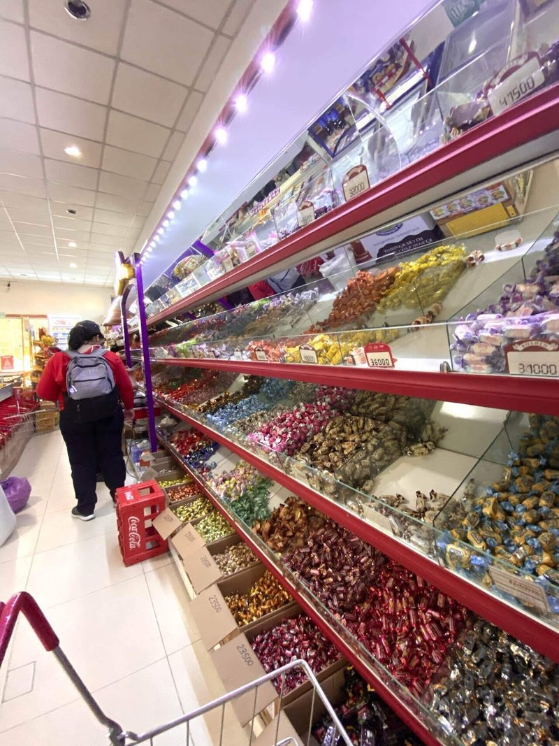 たくさんの個包装のお菓子が並べられたお菓子売り場