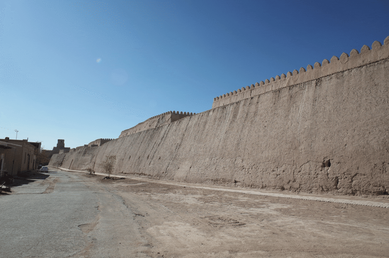 レンガと土でつくられた城壁