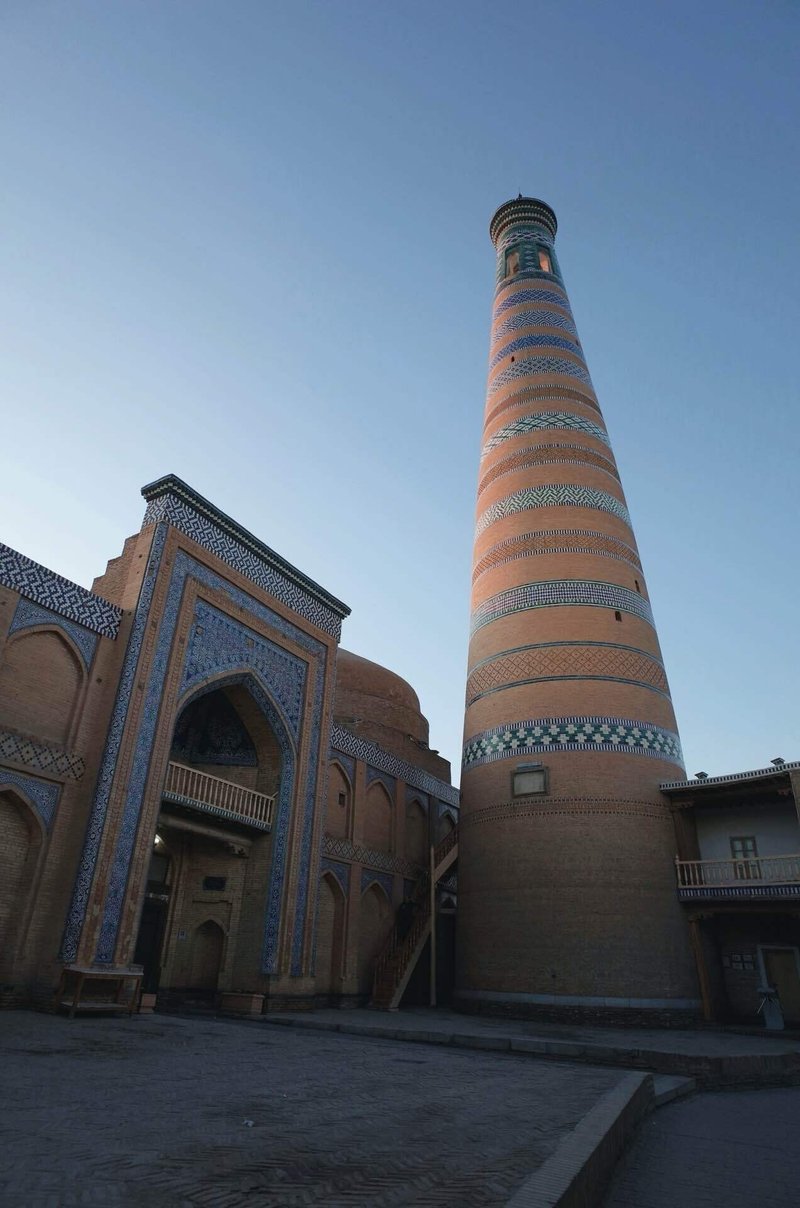 モスクの入り口とその横に並ぶ塔