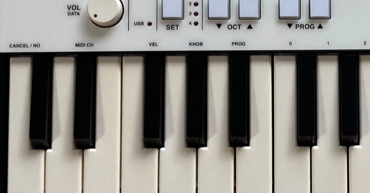 MIDIキーボードの黄ばみを漂白してみました(レトロブライト)｜PARO