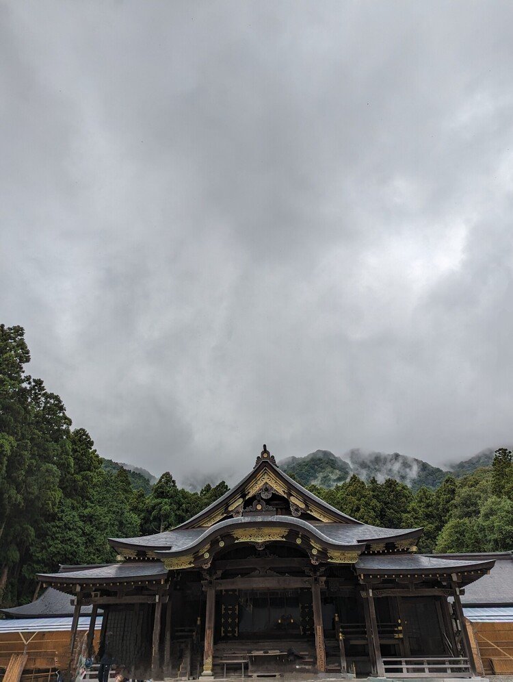 低く重たい雲が垂れ込めている。少しだけ雨も当たっている。最強ゾロ目開運日には「彌彦神社⛩️参拝」抜きはあり得ない。10時10分に合わせて、無事に祈りを捧げてきました♡