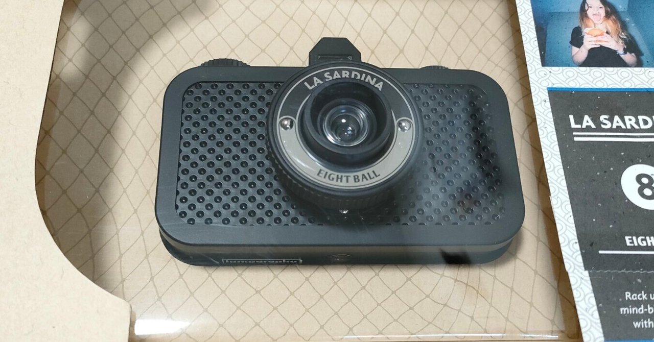 イワシ缶のようなカメラ”La Sardina Camera 8Ball Edition”でフィルム