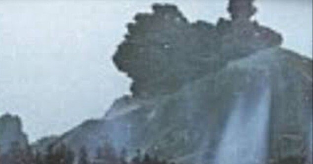 命と引き換えに撮影した火山の噴火｜Moto Ito