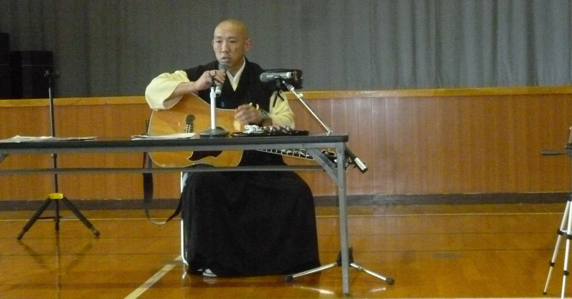 ギター 般若心教」曹洞宗雲榮山永谷寺住職の吉原東玄様からご講演