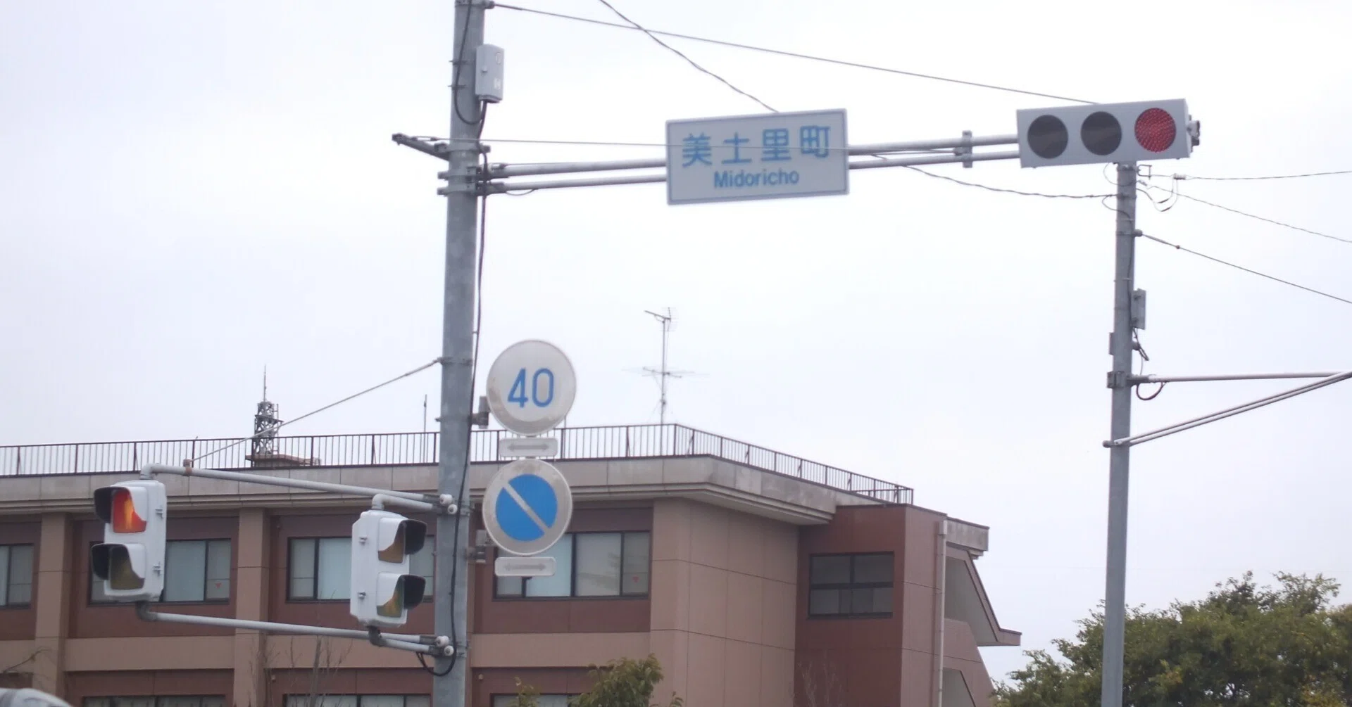 熊谷市美土里町にある信号電材低コスト250㎜と日信六角形歩灯｜光山祐 