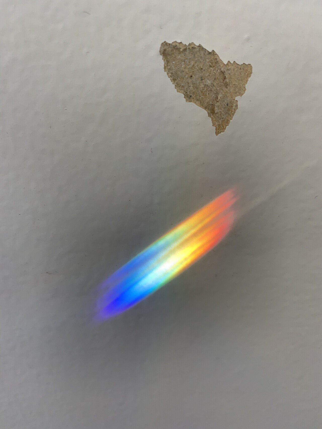 壁にできた虹