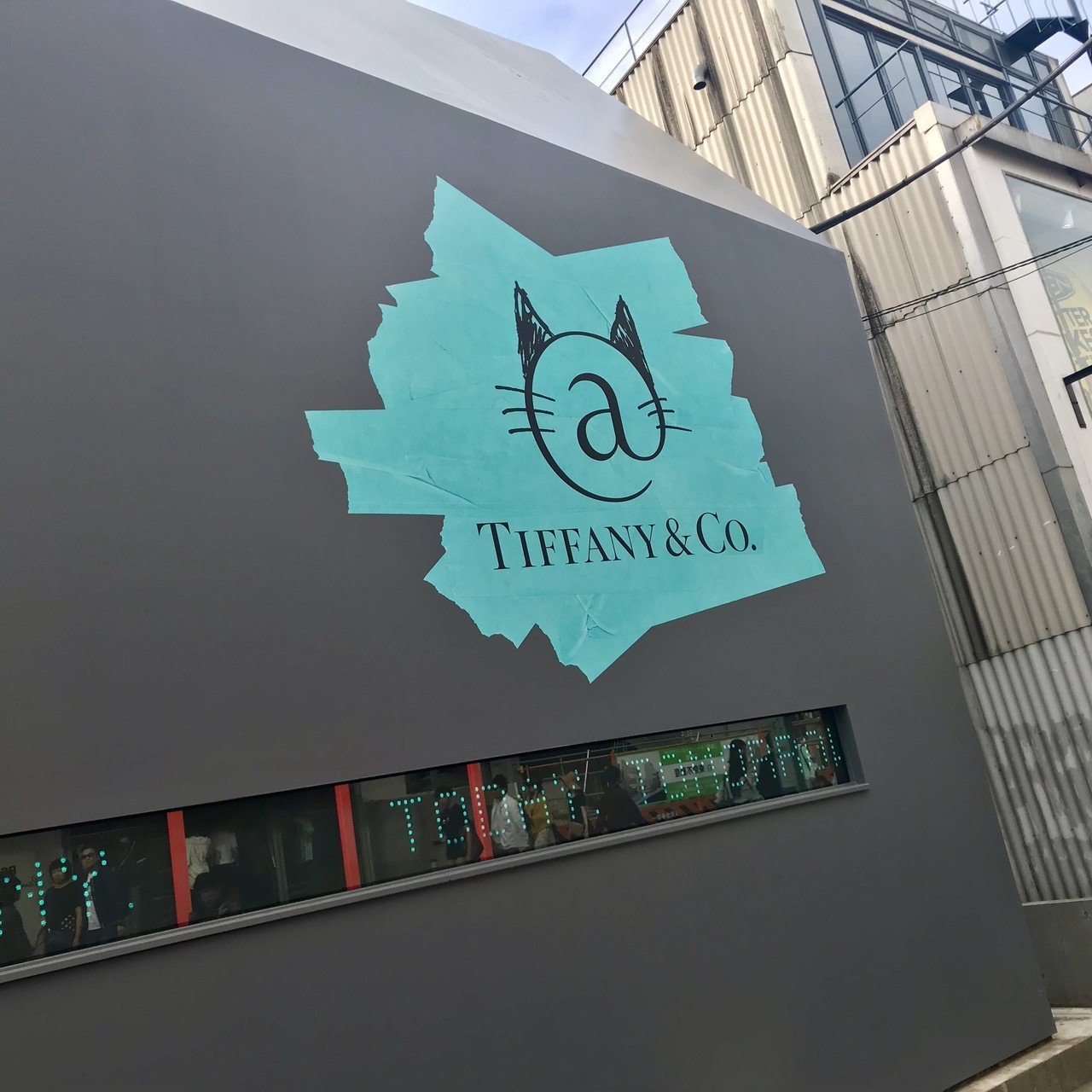 裏原宿第2弾 今回はtiffanyの期間限定カフェ 黒の壁にティファニーブルー キャットストリートというこで猫の耳が Tiffanyだけどどこか入りやすそうな雰囲気でした 野口 再進学者のデ トータルデザインのユーム Note 裏原宿第2弾 今回はtiffanyの期間限定カフェ 黒の壁にティファニーブルー キャットストリートというこで猫の耳が Tiffanyだけどどこか入りやすそうな雰囲気でした 野口 再進学者のデ トータルデザインのユーム Note