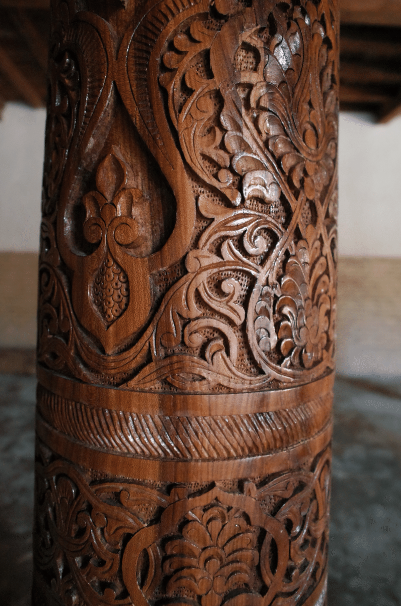 木製の柱の表面。複雑な柄が掘られている