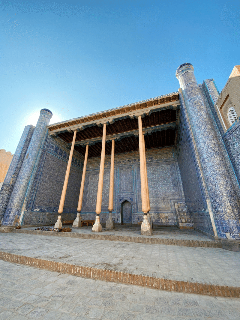 全面をアラベスク模様のタイルで覆われた建造物。中央には6本の木製の柱が2列で並んでいる