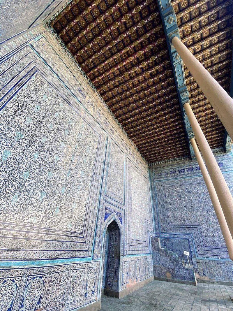 アラベスク模様のタイルで覆われた壁面と、天井を下から見上げている様子