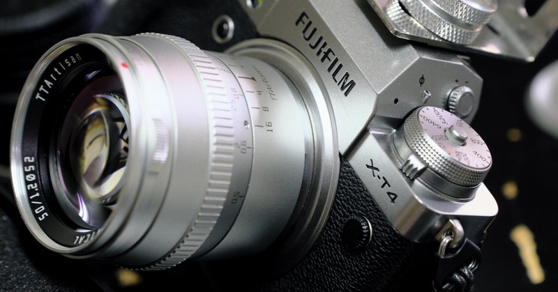 シルバーのカメラに銀色のレンズが生えた(TTArtisan 50mm f/1.2 C X(S)(X-T4)(FUJIFILM)