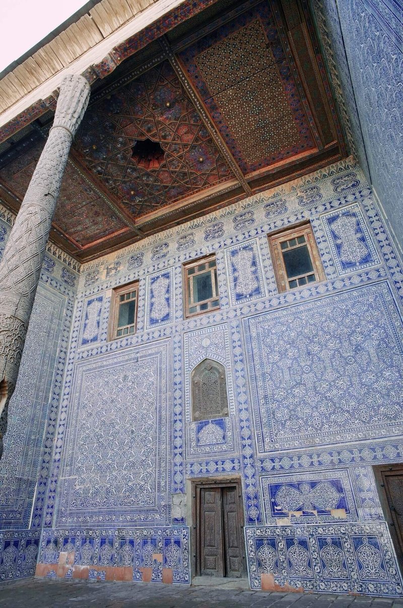 アラベスク模様のタイルで覆われた壁面と、天井を見上げている様子