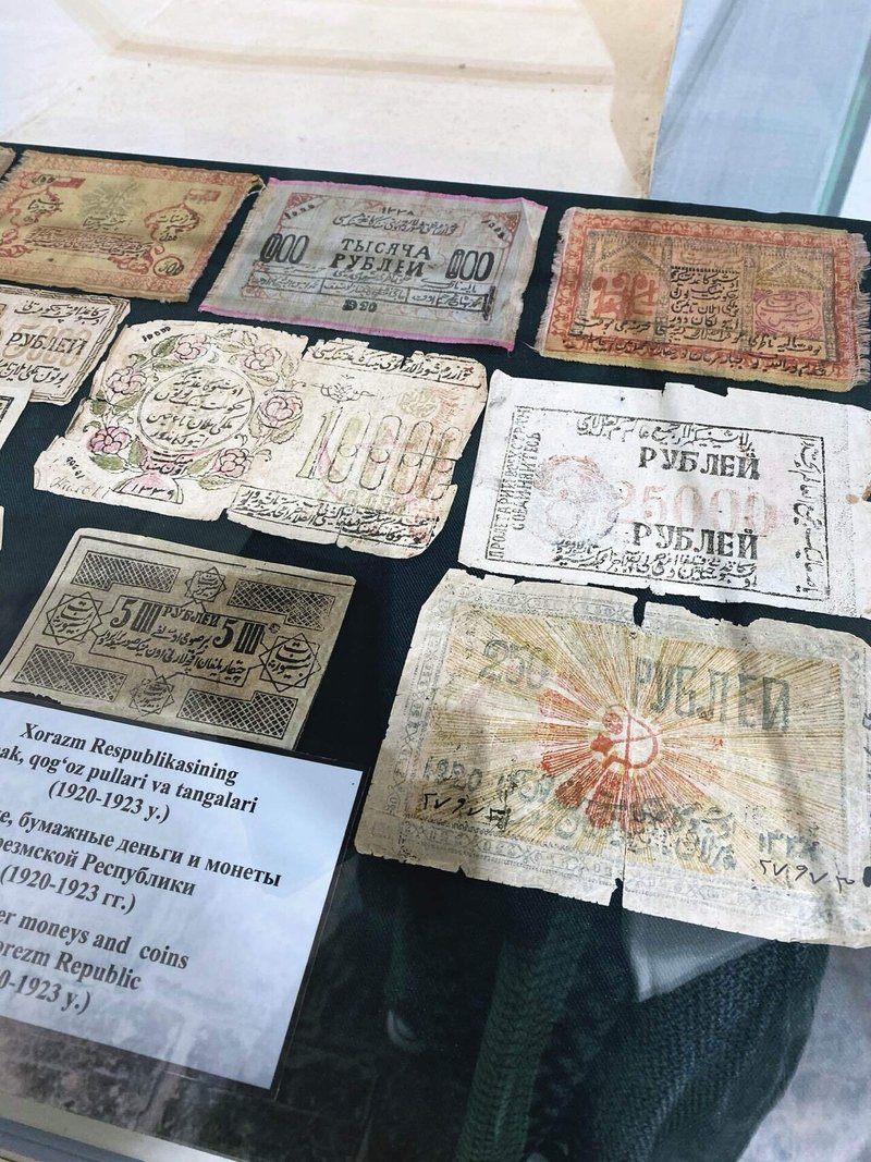 布や紙でつくられた複数の古い紙幣