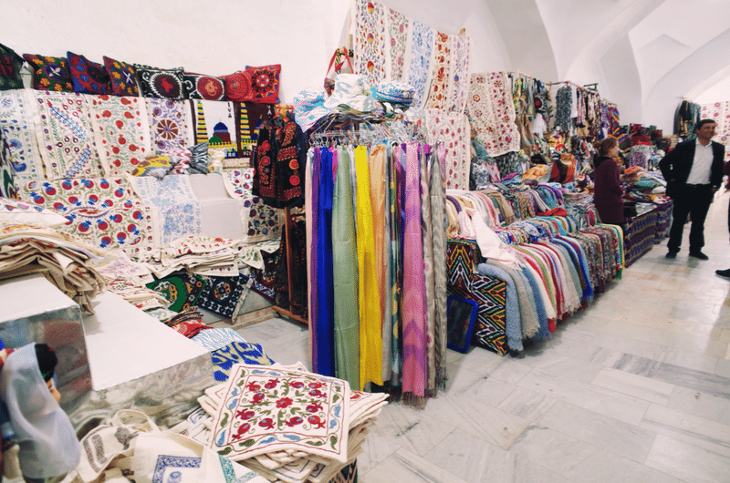 屋内にあるお土産売り場。スカーフや刺繍がほどこされた布やたくさん並べられている