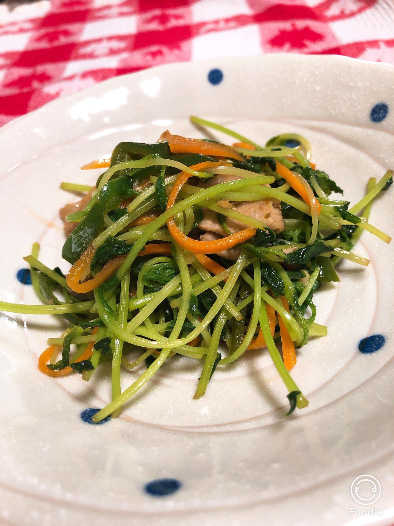 おうちご飯 豆苗とピーマンの 青椒肉絲風 ごま油でニンニクを 炒め香りを出して 豚バラ肉を炒めて 野菜を炒めて オイスターソース ナンプラーで 簡単に味付けしただけ 目加減 手加減 良い加減な おうち Yukie Note