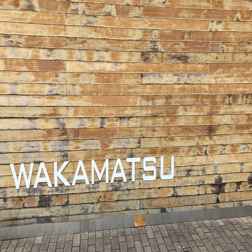 distribute」は、英語の動詞であり、「分配する」「配布する」「分散させる」といった意味がある｜かんなみちゃん