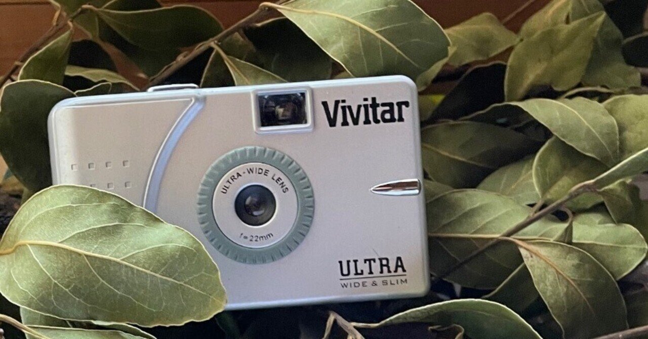 超小型スリムな広角フィルムカメラVivitarをポケットに入れて走る