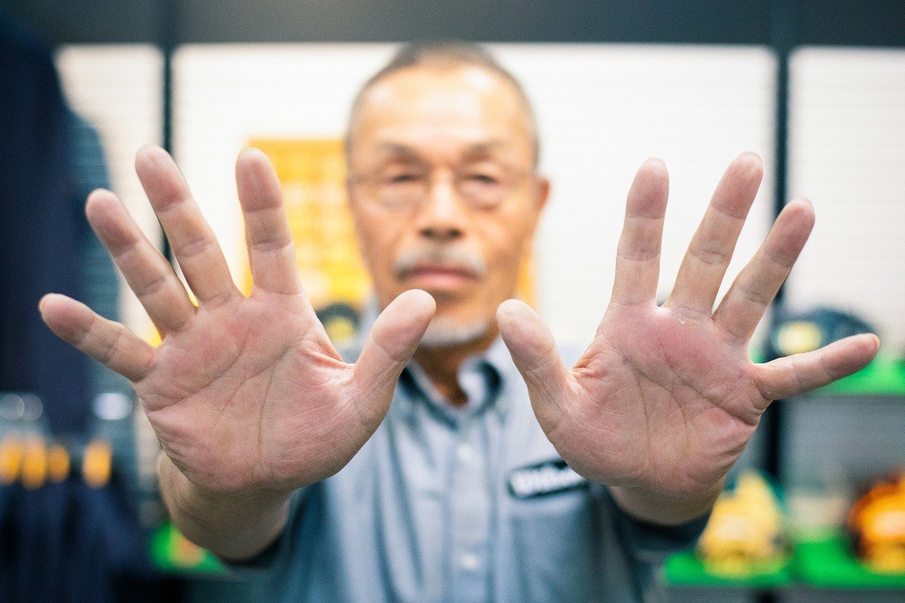 作品02＞グローブデザイナー 麻生茂明の手｜髙橋晃浩