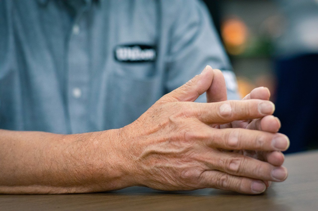 作品02＞グローブデザイナー 麻生茂明の手｜髙橋晃浩