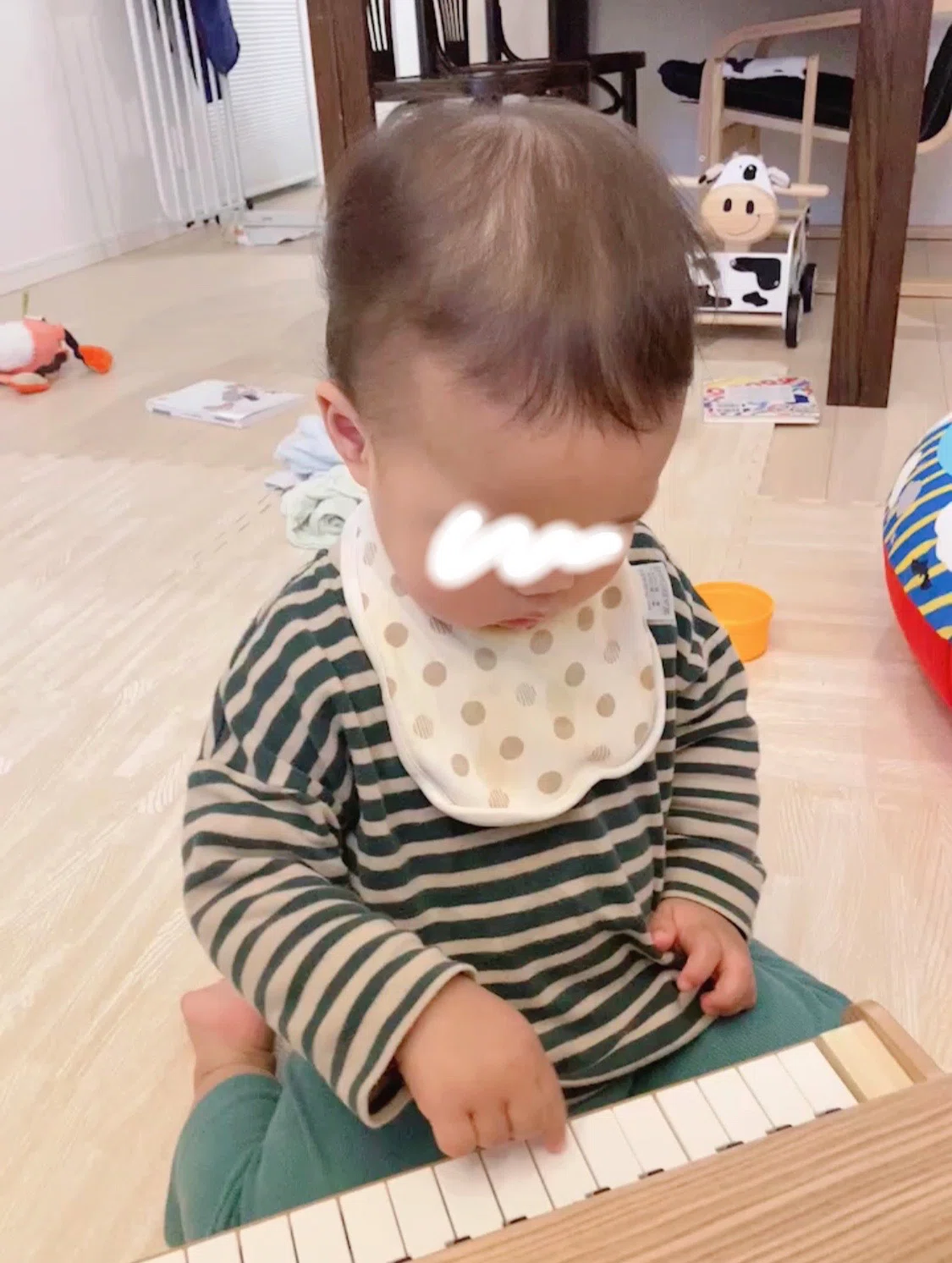 赤ちゃんがピアノを弾く画像
