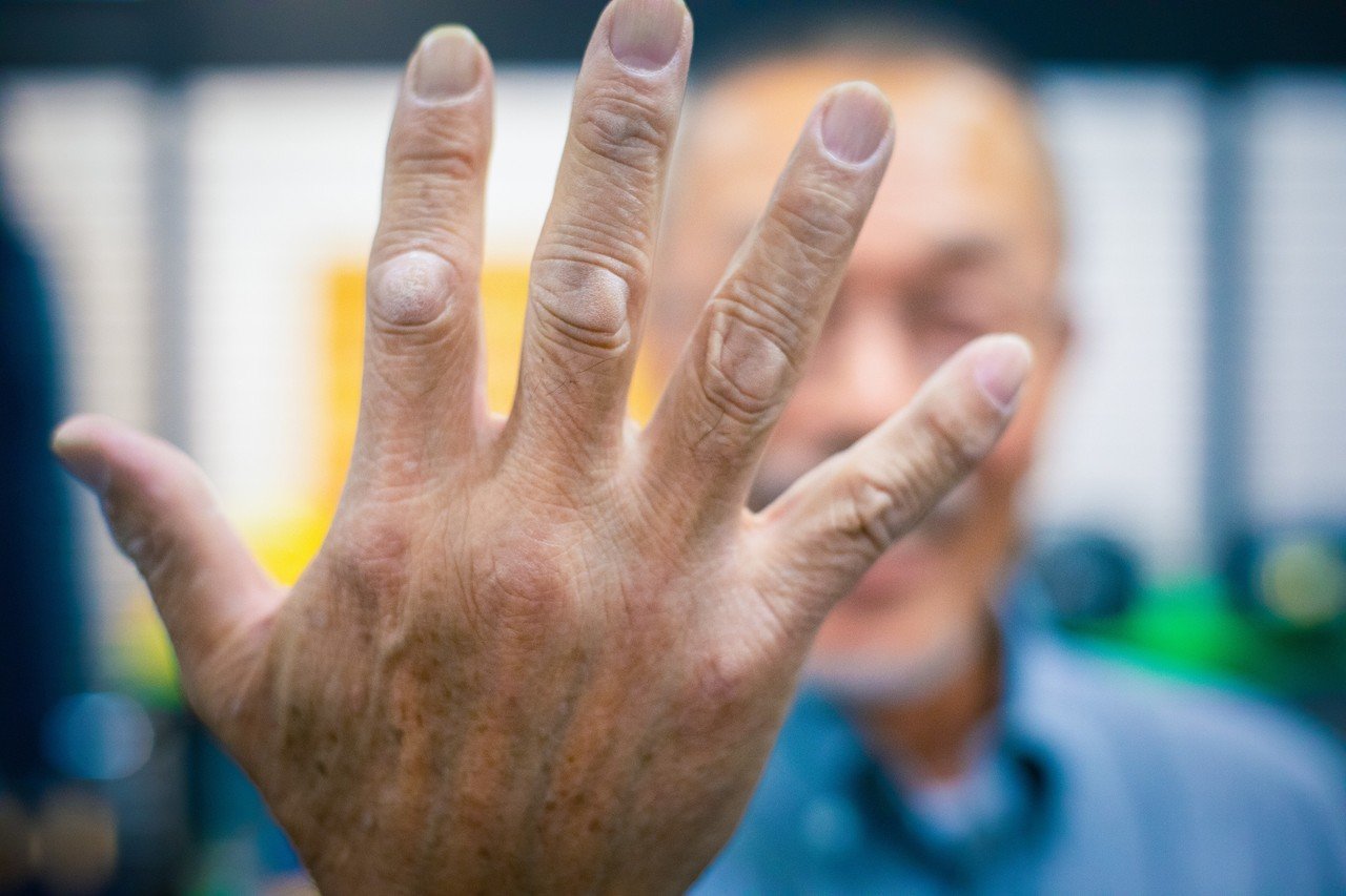 作品02＞グローブデザイナー 麻生茂明の手｜髙橋晃浩