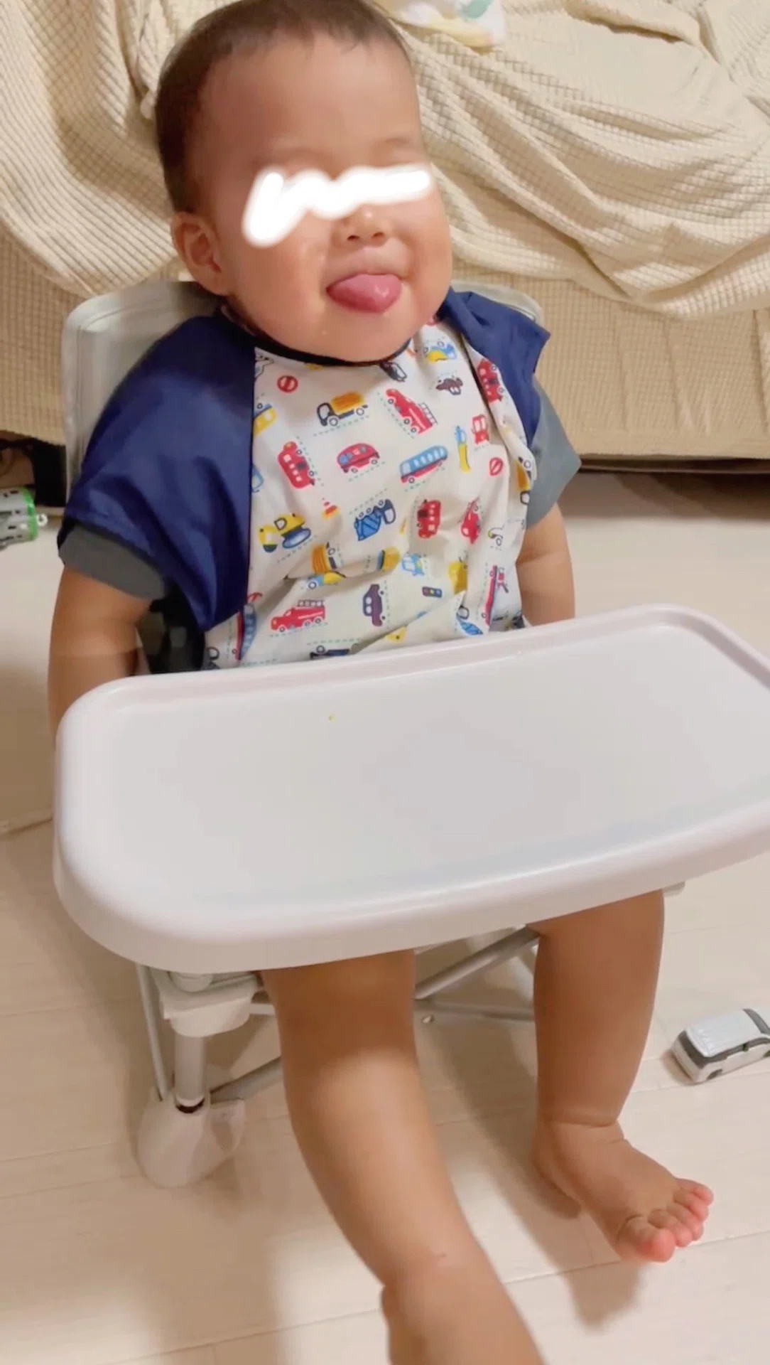 赤ちゃんが舌を出す画像