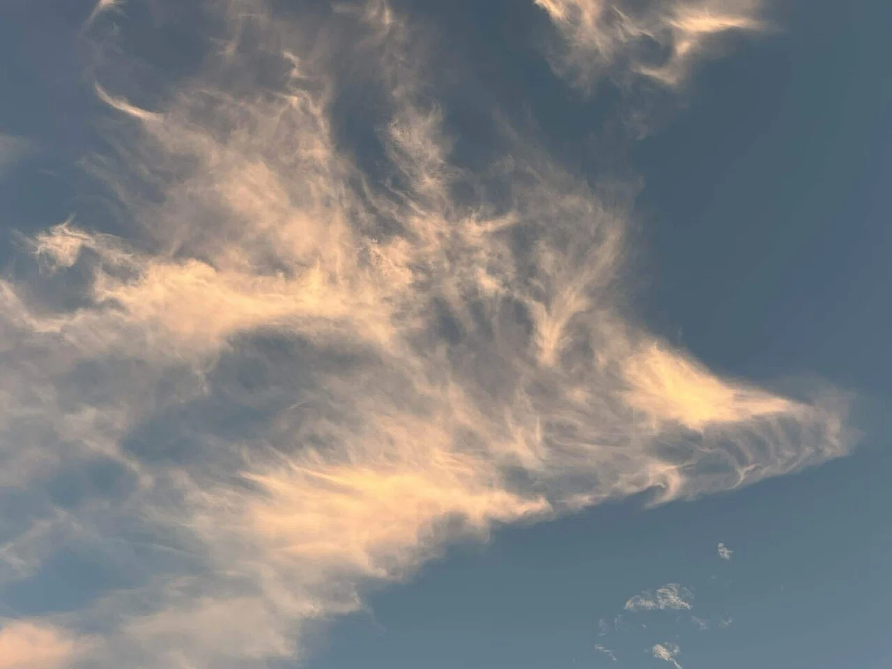 10月19日は、ピンク色の雲から始まります。不死鳥の様に空を飛ぶピンク 雲さま