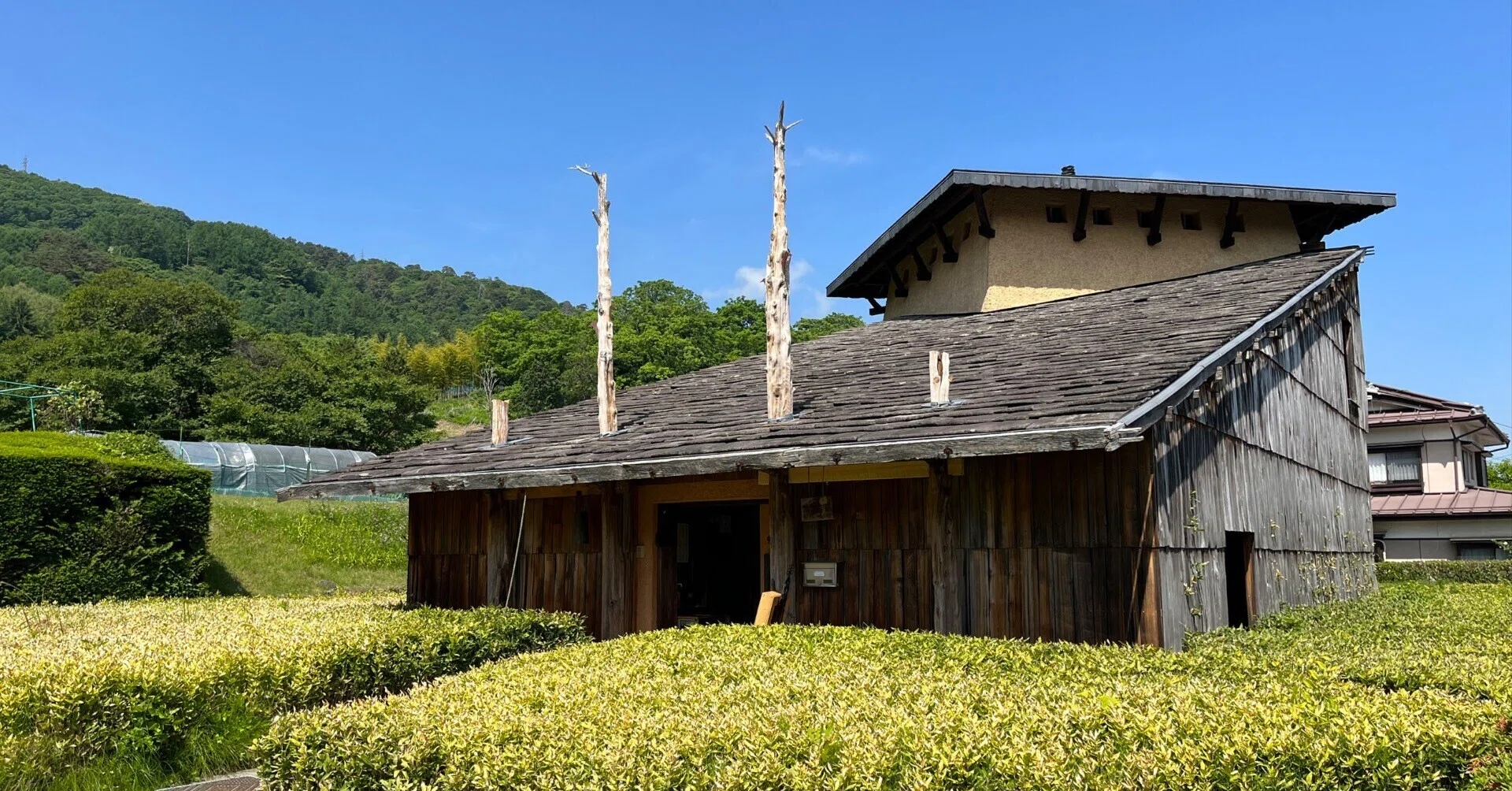 建築】常識破りのデビュー作は神長官守矢史料館（藤森照信）｜Hiroshi