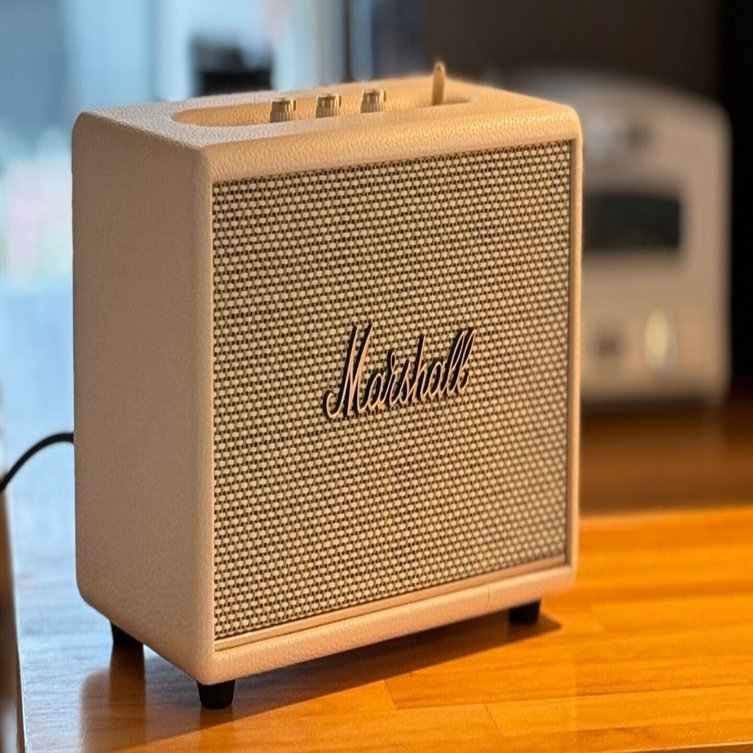 マーシャルのBluetoothスピーカーはカッコよくて音楽を聴くのが楽しい