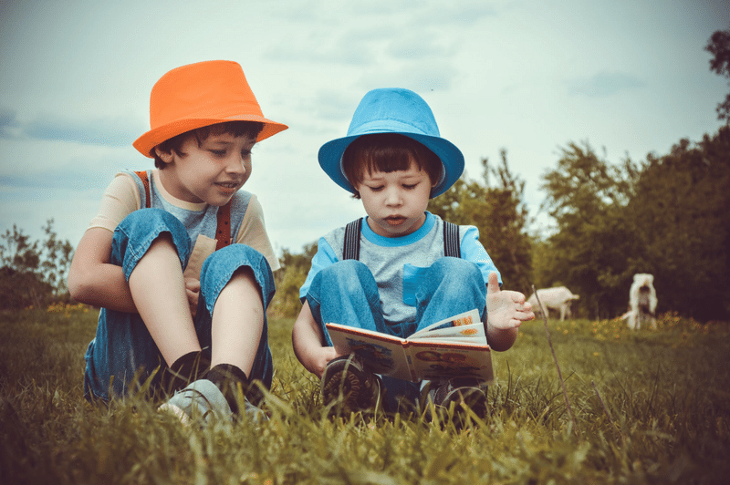 外国人の子どもが本を読んでいる