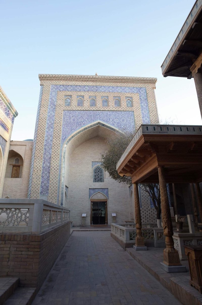 霊廟の入り口。建物の壁面にはアラベスク模様が描かれている
