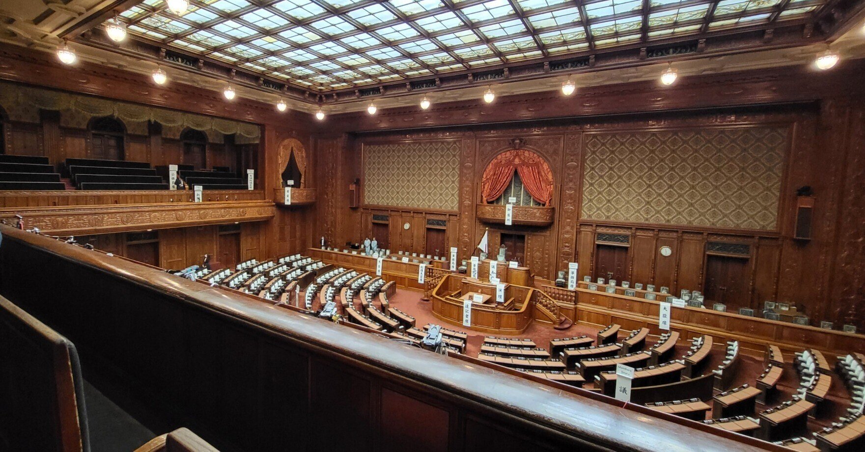 値下げしました‼️高価な椅子‼️国会議事堂等でも使われているらしいです！ 明治時代の御椅子 - こくみんうさぎ国会トリビア