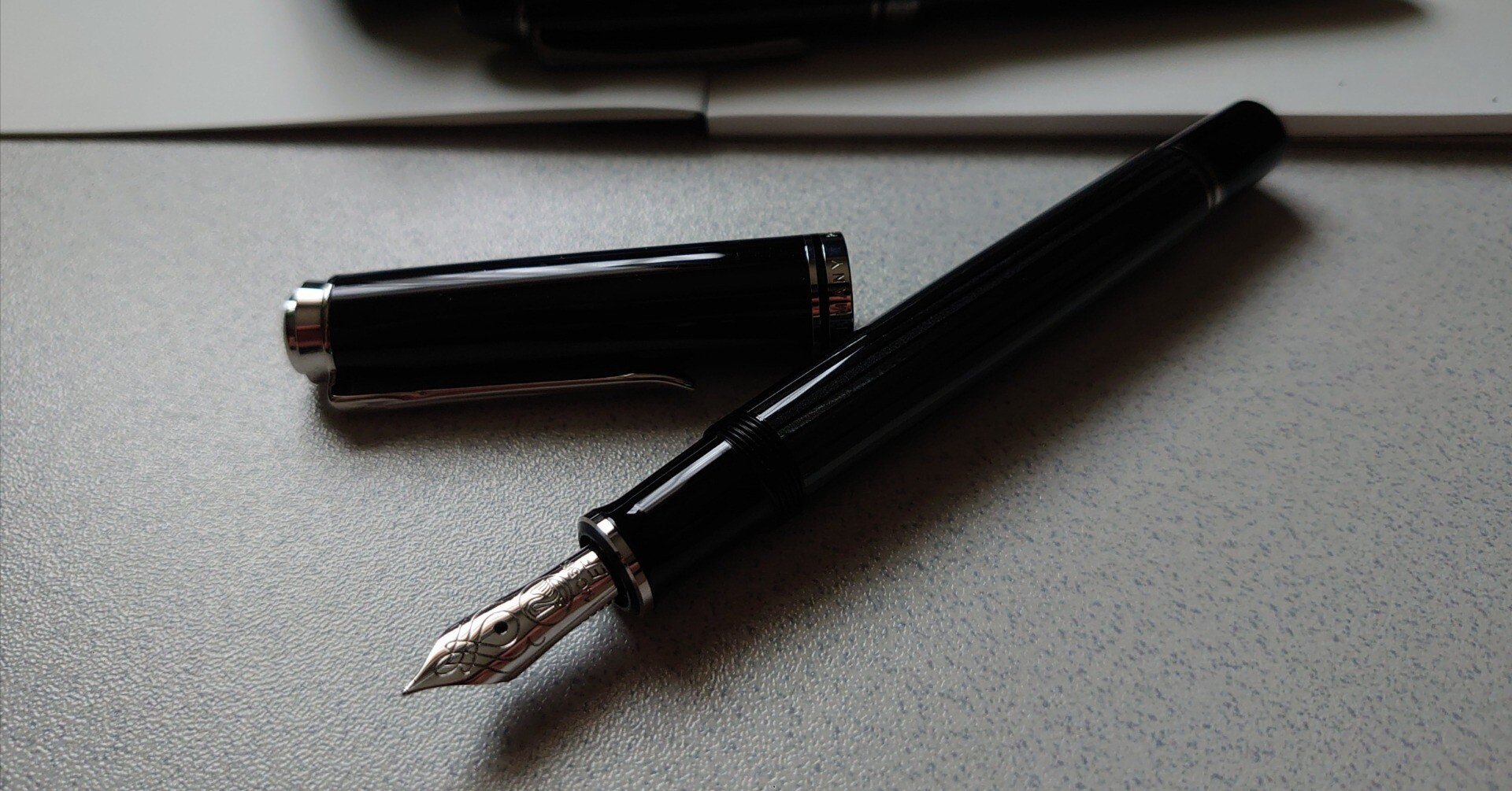 精悍な印象の黒縞と、滑らかな書き心地が癖になる。｜G