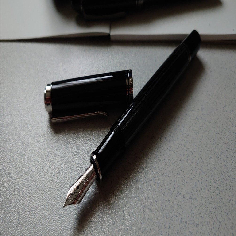 精悍な印象の黒縞と、滑らかな書き心地が癖になる。｜G