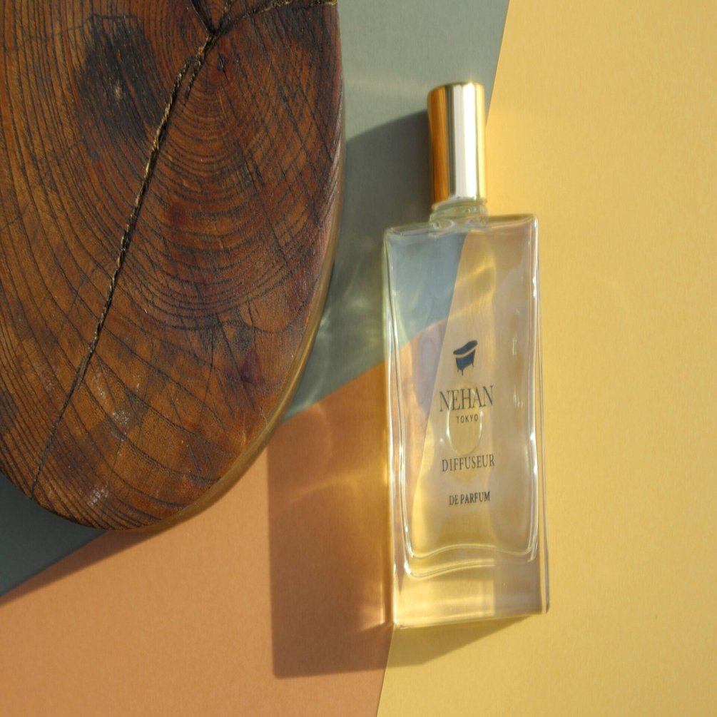 空間に香り広がる香水瓶型ディフューザー。11月8日（水）リリース