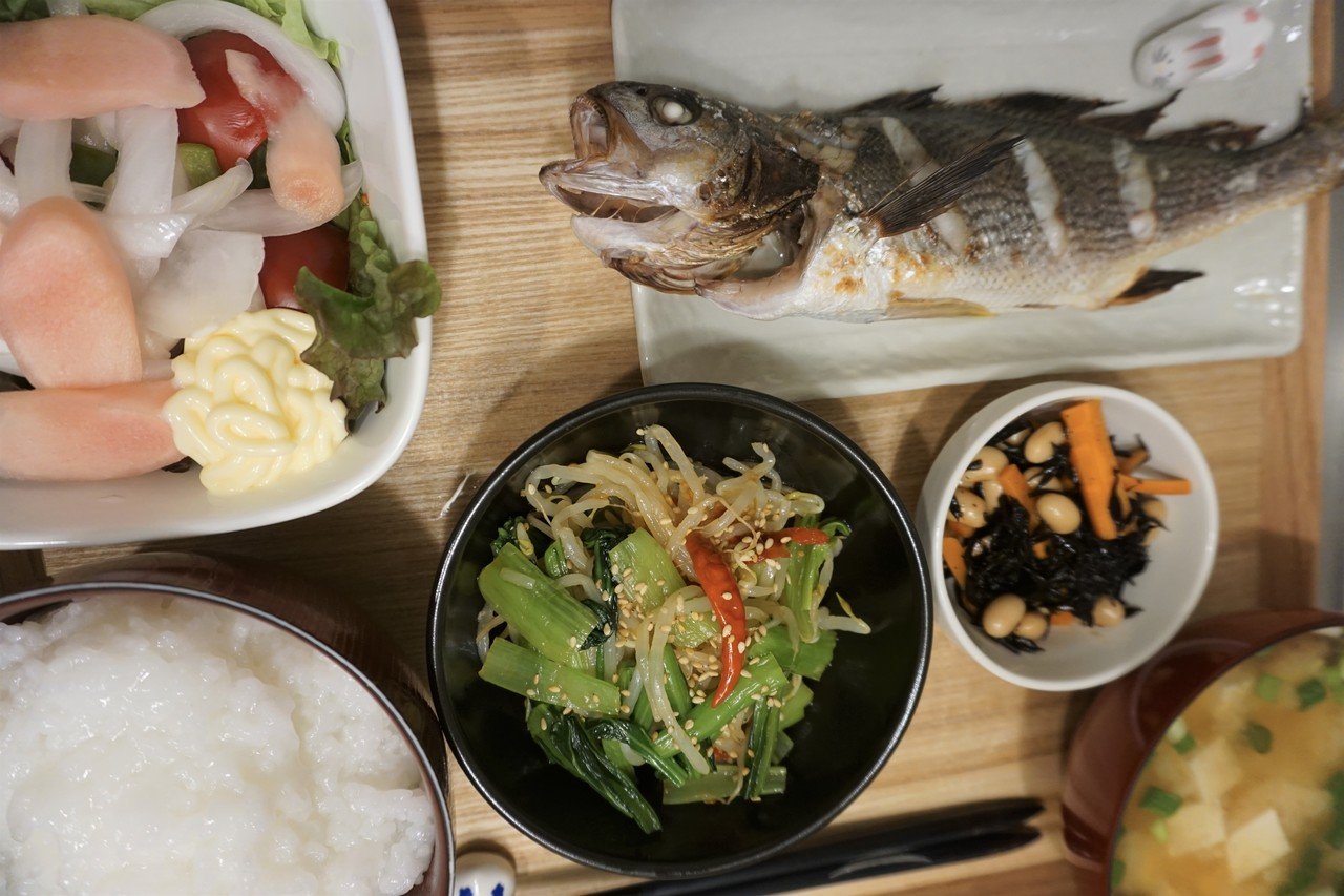 ニベの塩焼きだね イシモチの仲間だよ イシモチ は子供の頃に釣ったのを食べてたけど 買うのは初めてだね 白身魚は久し振りだよ ナムルは豆板醤を混ぜてみたよ 今はもやしをどうしたら美味しく食べられるのかを秘 やまぐち修 Note ニベの塩焼きだね イシモチの仲間だよ イシモチ は子供の頃に釣ったのを食べてたけど 買うのは初めてだね 白身魚は久し振りだよ ナムルは豆板醤を混ぜてみたよ 今はもやしをどうしたら美味しく食べられるのかを秘 やまぐち修 Note