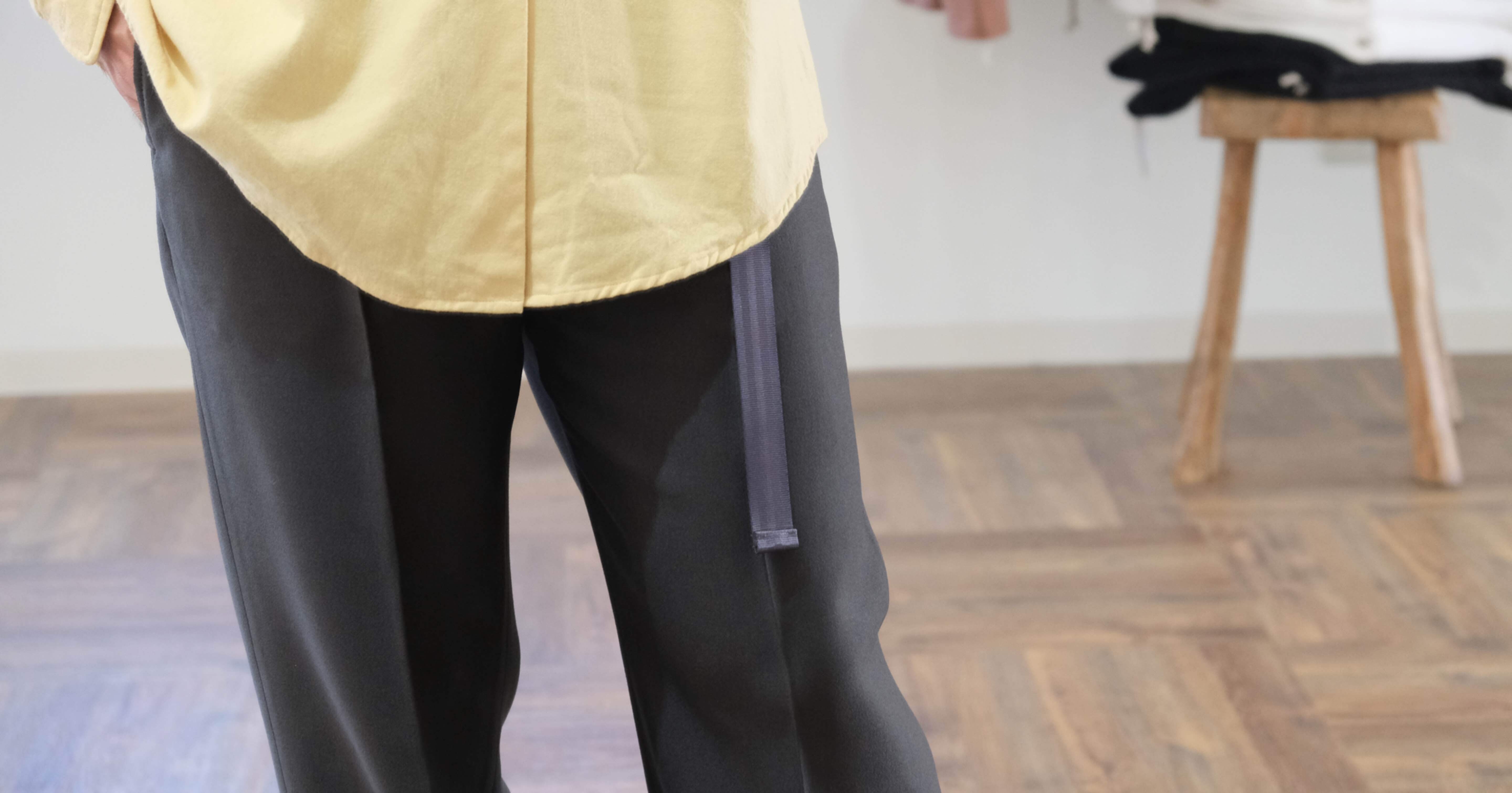 un/unbient クセのないシャツとちょっとエッジの効いたパンツ｜水岡