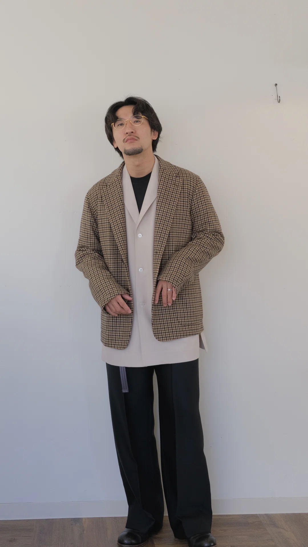 un/unbient クセのないシャツとちょっとエッジの効いたパンツ｜水岡