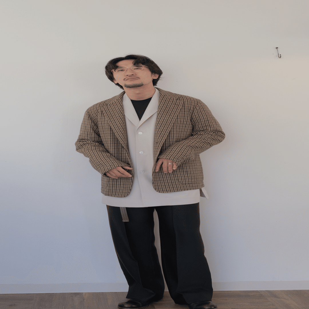 un/unbient クセのないシャツとちょっとエッジの効いたパンツ｜水岡