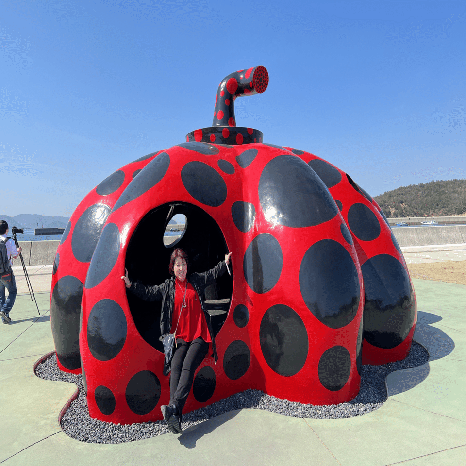 草間彌生を見たい！ 現代アートの直島へ｜ヨーコJAPAN