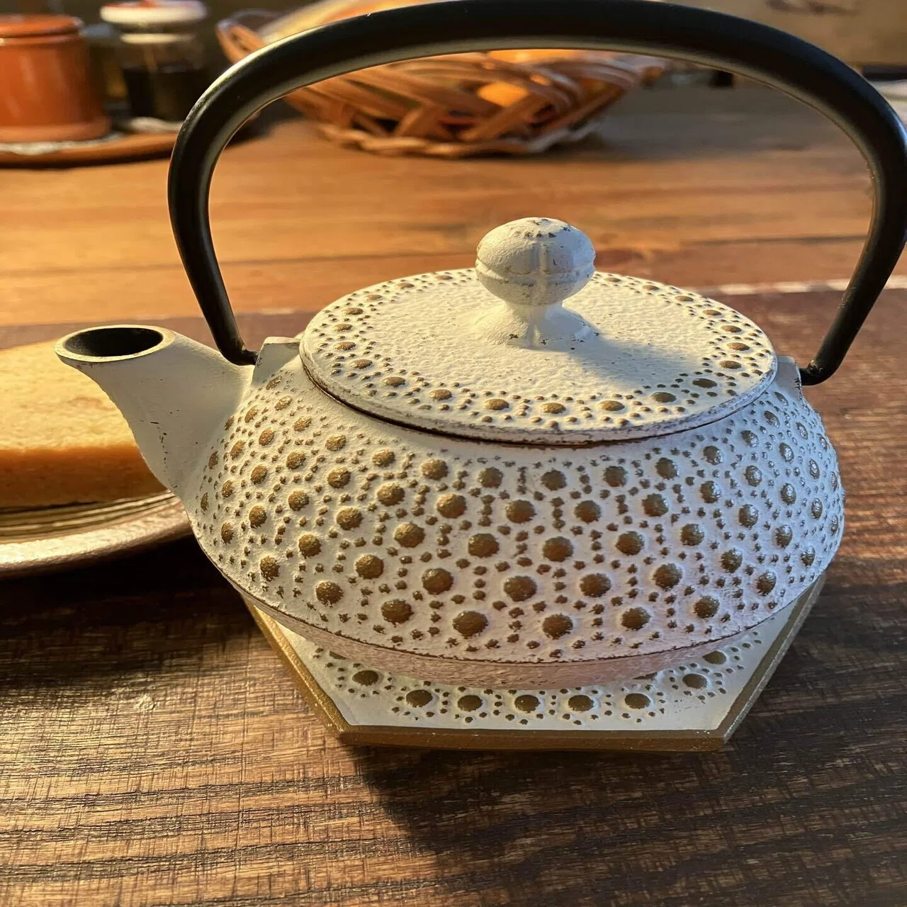 生産終了した南部鉄器「アンシャンテ」のカラーポットでお茶を飲む 